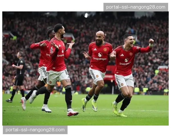 欧冠席位关键战前瞻:维拉与曼联直接对话争夺英超第四 欧冠席位关键战前瞻:维拉与曼联直接对话争夺英超第四