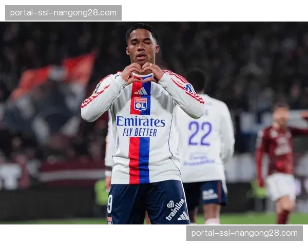 主场球迷激情被彻底点燃，里昂终结连续9场不胜尴尬纪录